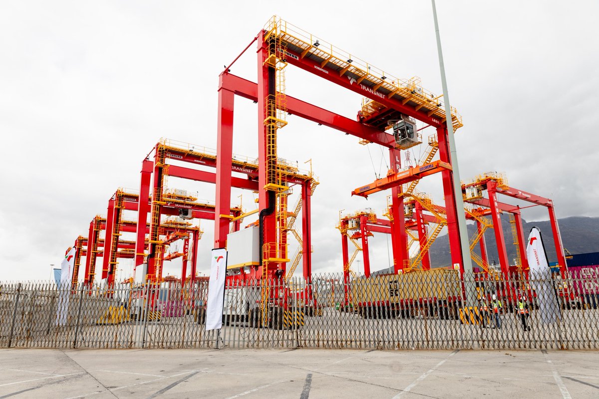 _ArriveAlive's tweet photo. Transnet Port Terminals has launched nine state-of-the-art rubber-tyred gantry cranes at the Cape Town Container Terminal.

https://t.co/G9peOLVU4E

#ArriveAlive #Freight @TPT_Transnet https://t.co/Q8uqIeOoBJ