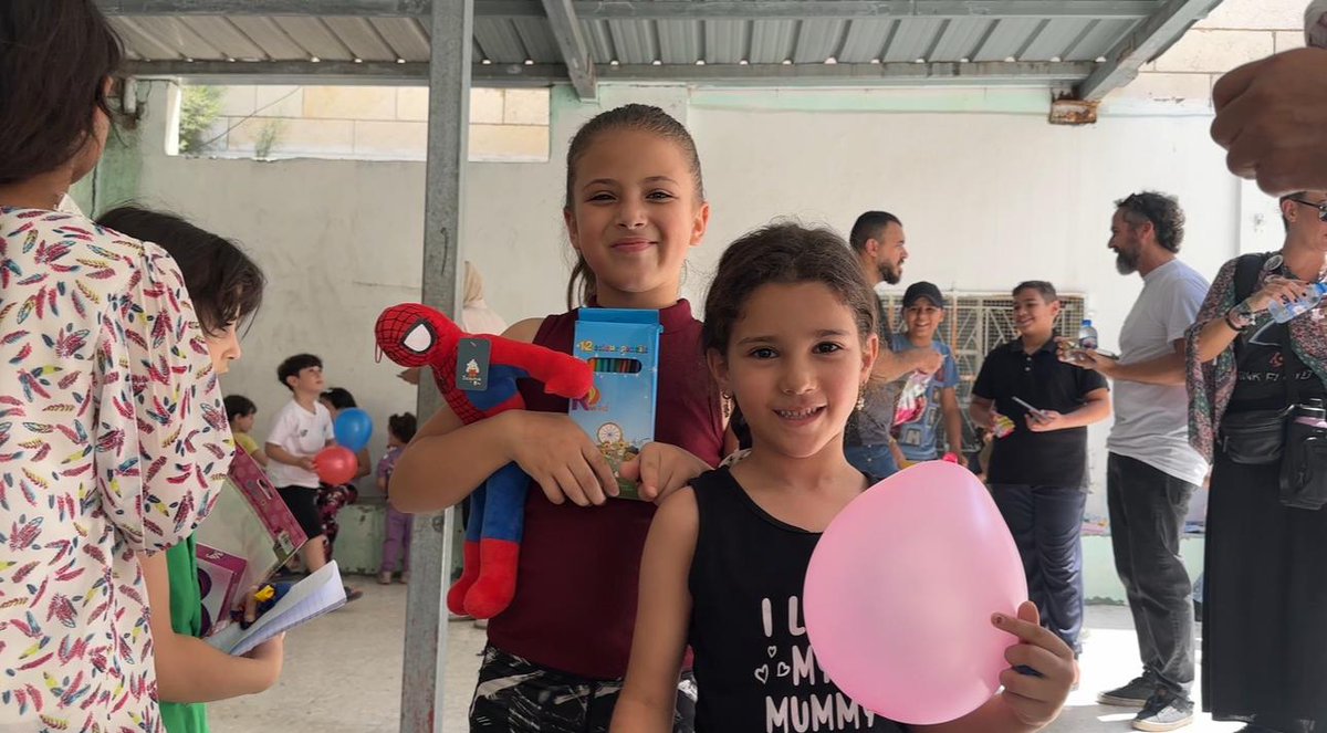 goopalestine's tweet image. ✨🎉 Unforgettable moments from Al-Arroub Camp with children, families, and our amazing volunteers spreading joy through gifts and smiles 🌸🎁

#AlArroub_Camp #OurAmazingVolunteers #CommunityActivity #ChildrenJoy #Volunteering #GiftDistribution #InnocentHappiness #GoPalestine