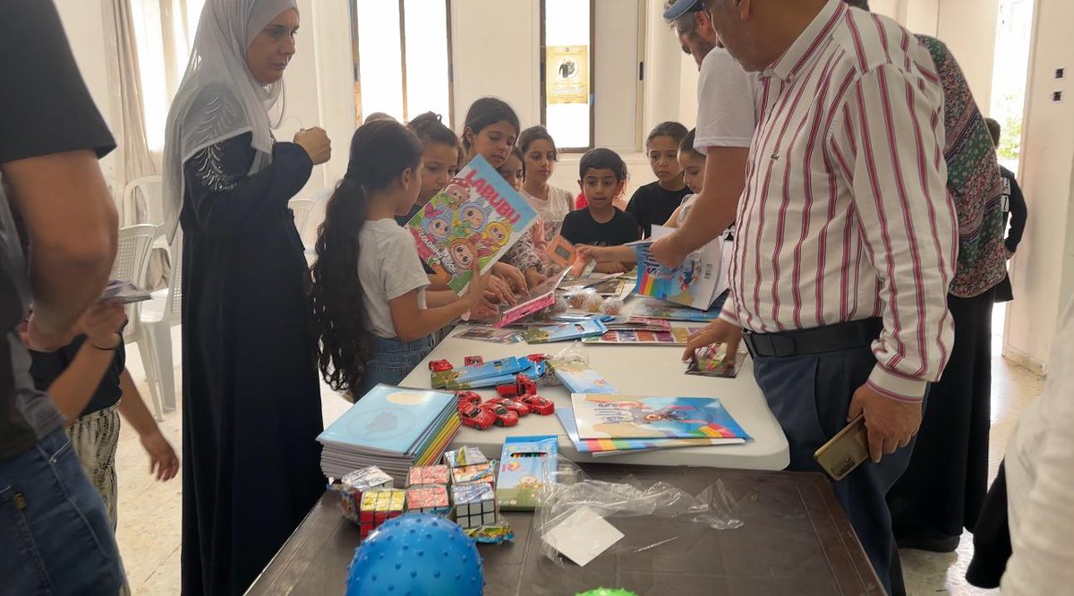 goopalestine's tweet image. ✨🎉 Unforgettable moments from Al-Arroub Camp with children, families, and our amazing volunteers spreading joy through gifts and smiles 🌸🎁

#AlArroub_Camp #OurAmazingVolunteers #CommunityActivity #ChildrenJoy #Volunteering #GiftDistribution #InnocentHappiness #GoPalestine