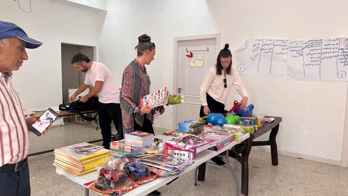 goopalestine's tweet image. ✨🎉 Unforgettable moments from Al-Arroub Camp with children, families, and our amazing volunteers spreading joy through gifts and smiles 🌸🎁

#AlArroub_Camp #OurAmazingVolunteers #CommunityActivity #ChildrenJoy #Volunteering #GiftDistribution #InnocentHappiness #GoPalestine