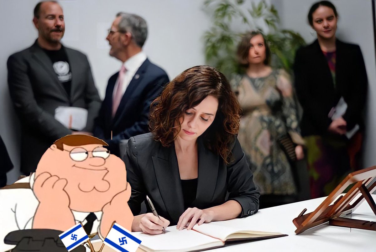 - ¿Qué haces, Isabel?
- Cosas, Peter.
- ¿Qué cosas? ¿Prohibir todos los símbolos palestinos en colegios e institutos?
- Sí, Peter. Cosas Nazis.