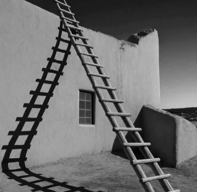 انسان کتنا ہی سیدھا اور نیک کیوں نہ ہو،اگر اس کا عکس دکھانے والا جھوٹا اور بددیانت ہو تو حقیقت بگڑ جاتی ہے۔
اس لیے ہر سنی سنائی بات پر یقین مت کریں، کیونکہ آئینہ صاف نہ ہو تو عکس بھی مسخ اور ٹیڑھا ہو جاتا ہے۔