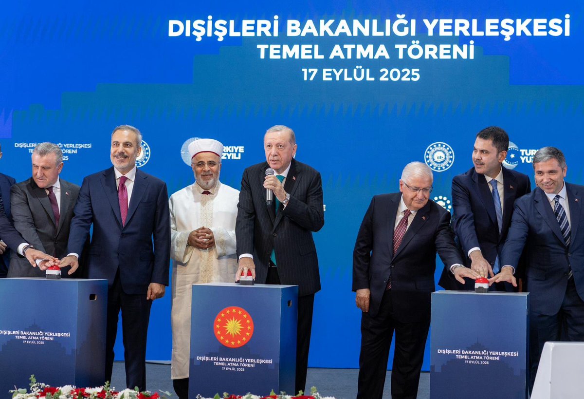 Sayın Cumhurbaşkanımızın teşrifleriyle, hariciye tarihimizde müstesna bir ana tanıklık ederek uzun yıllardır hasretle beklediğimiz yeni yerleşkemizin temelini attık.

Beş asırlık serencamı boyunca devletimizin en köklü kurumlarından biri olan Dışişleri Teşkilatımız, ilk kez