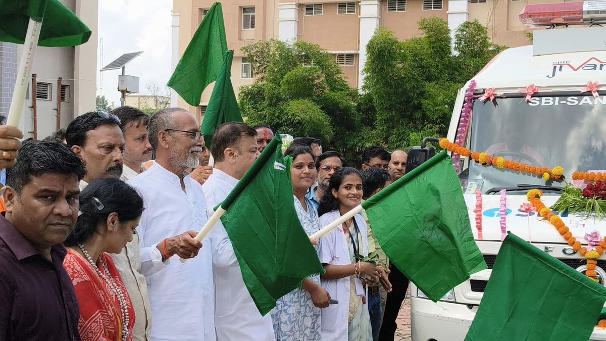 आज रविन्द्र नाथ टैगोर भवन में संजीवनी वाहन को मध्य प्रदेश शासन के परिवहन एवं स्कूल शिक्षा मंत्री आदरणीय श्री उदय प्रताप सिंह जी के साथ हरी झंडी दिखाकर रवाना किया.
<a href="/blsanthosh/">B L Santhosh</a>