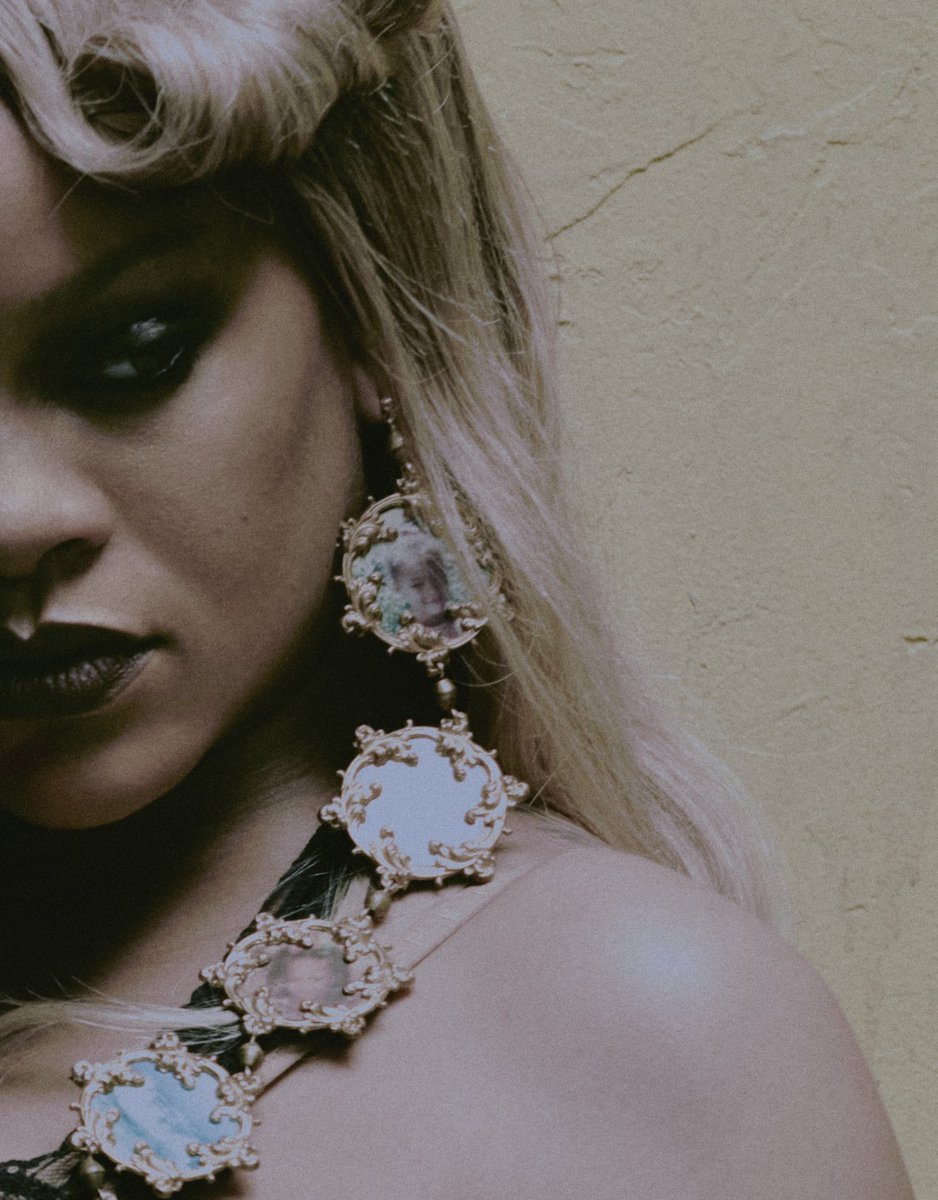 FentyHeadlines's tweet photo. Rihanna’s earrings are so cute 🥹 https://t.co/m5h0W30Cos