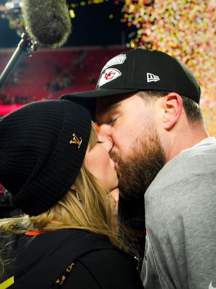 FOFO! Travis Kelce foi questionado por Jimmy Fallon, em um novo episódio do New Heights, sobre os preparativos do casamento com Taylor Swift. 💍❤️

JF: Você está planejando o casamento? Já está fazendo isso agora? Esse é o próximo passo?
TK: Sim. Esse é o próximo passo. É a