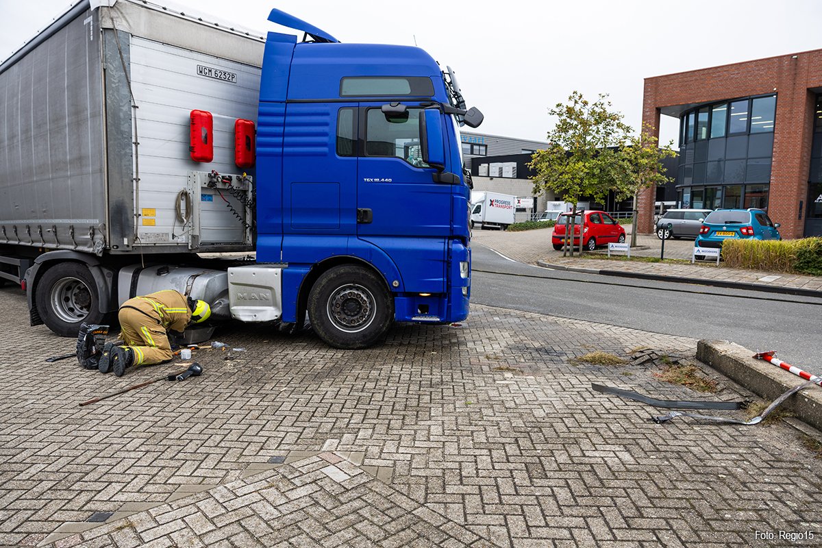 Diesellekkage na mislukte bocht vrachtwagen in Maasdijk