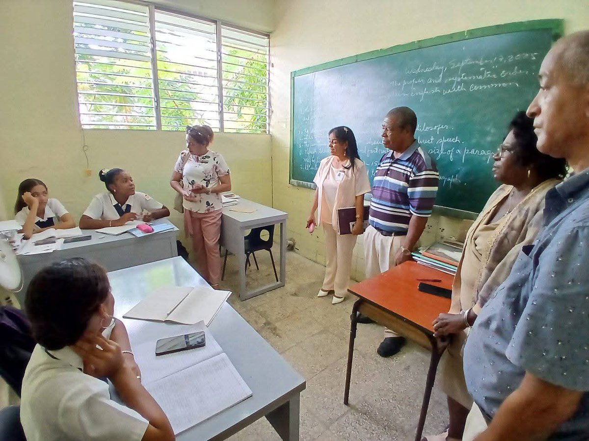 ArandaCreagh's tweet photo. Qué gratificante encuentro en el IPVCE José Maceo de #Guantánamo! Directivos de la @UG_Cuba y de la Dirección de Educación analizamos cobertura, proyección de superación y el trabajo en el Centro de Entrenamiento para Concursos. Importantes metas que lograremos! #JuntosPodemosMás https://t.co/dAwgRvfNZD