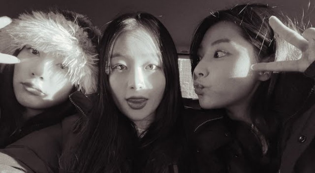 BVNDITBR's tweet photo. 🎥 | 17.09.25 — MEU DEUS!😭🤧 Songhee postou um vlog da viagem do BVNDIT a Ilha Yeongjong no YouTube.
Apoiem o vídeo e as meninas!
🔗https://t.co/3a0W4AP3wl
#SONGHEE #윤송희 #BVNDIT #밴디트 https://t.co/V3pdu7myTF