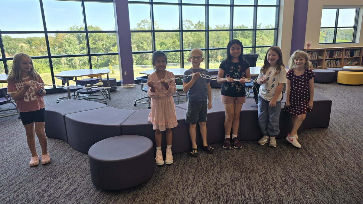 SeidlSTEAMspace's tweet image. 3rd grade has been focusing on another one of our Highlander competencies, collaboration!
Students had to work together to decide how to use limited resources to make the tallest paper chain. They know I was on the lookout for inclusive leaders demonstrating teamwork!