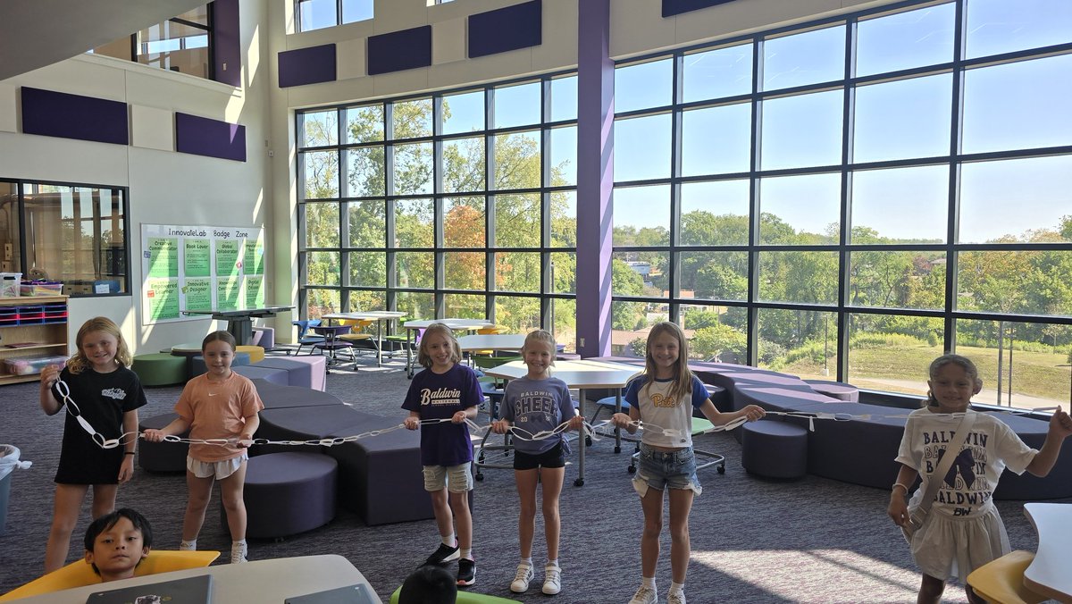 SeidlSTEAMspace's tweet image. 3rd grade has been focusing on another one of our Highlander competencies, collaboration!
Students had to work together to decide how to use limited resources to make the tallest paper chain. They know I was on the lookout for inclusive leaders demonstrating teamwork!