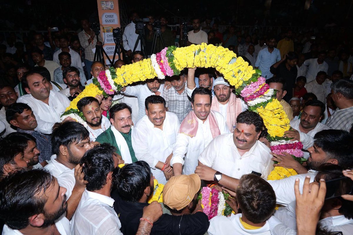 Vivekdeol7's tweet image. हाथरस स्थित दाऊजी महाराज के मंदिर प्रांगण में आयोजित ब्रज क्षेत्र के ऐतिहासिक मेले में माननीय श्री @jayantrld जी सम्मिलित हुए !
                     इस अवसर पर आयोजित भव्य कार्यक्रम में उमड़ा जनसैलाब एक अविस्मरणीय क्षण का साक्षी बना जब पूरा पंडाल “RLD आई रे” गाने से गूंज उठा !!