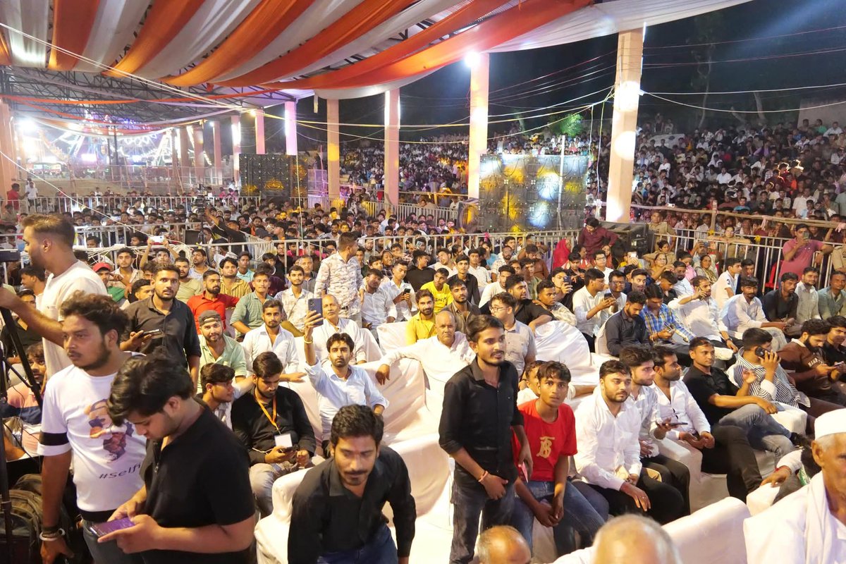 Vivekdeol7's tweet image. हाथरस स्थित दाऊजी महाराज के मंदिर प्रांगण में आयोजित ब्रज क्षेत्र के ऐतिहासिक मेले में माननीय श्री @jayantrld जी सम्मिलित हुए !
                     इस अवसर पर आयोजित भव्य कार्यक्रम में उमड़ा जनसैलाब एक अविस्मरणीय क्षण का साक्षी बना जब पूरा पंडाल “RLD आई रे” गाने से गूंज उठा !!