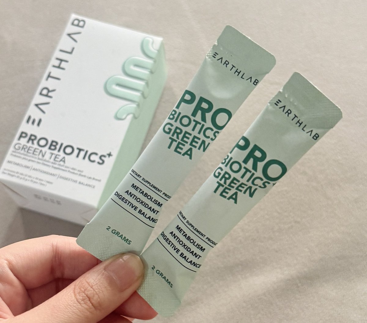 ttarntalzonel's tweet image. พอขับถ่ายดีทุกอย่างก็จะดีตามเอง ไม่อึดอัดผิวก็ดีขึ้น ใครขับถ่ายยาก แนะนำตัวนี้ Probiotics Green Tea ของ Earthlab ที่มีจุลินทรีย์ดี 9 สายพันธุ์ 58,000 ล้านตัว ช่วยดีท๊อกซ์ลำไส้ ปรับระบบการทำงานของร่างกาย พอขับถ่ายดีผิวก็ดีขึ้นไม่อึดอัดท้องด้วย 👍🏻 #earthlab #เอิร์ธแลป…