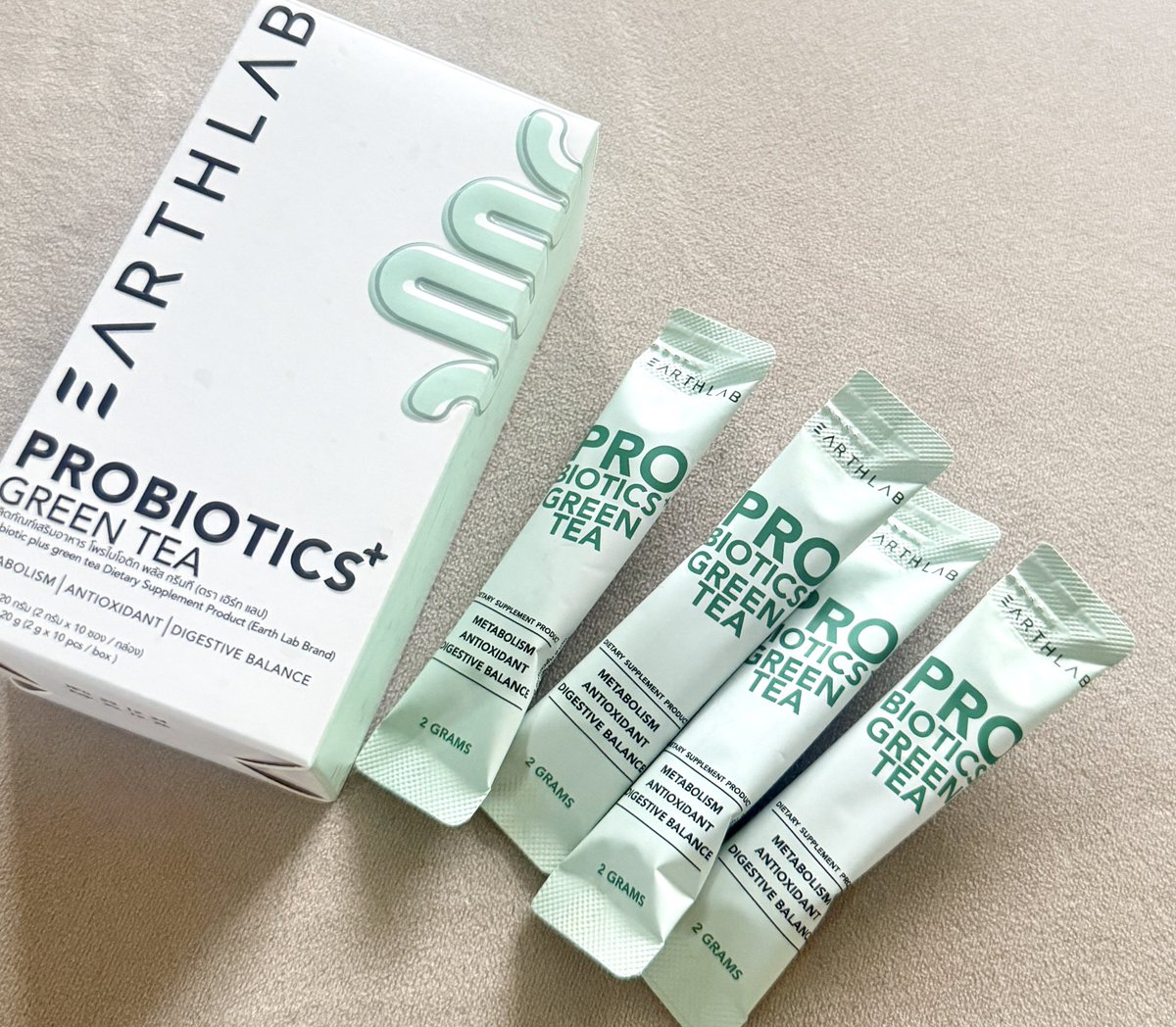 ttarntalzonel's tweet image. พอขับถ่ายดีทุกอย่างก็จะดีตามเอง ไม่อึดอัดผิวก็ดีขึ้น ใครขับถ่ายยาก แนะนำตัวนี้ Probiotics Green Tea ของ Earthlab ที่มีจุลินทรีย์ดี 9 สายพันธุ์ 58,000 ล้านตัว ช่วยดีท๊อกซ์ลำไส้ ปรับระบบการทำงานของร่างกาย พอขับถ่ายดีผิวก็ดีขึ้นไม่อึดอัดท้องด้วย 👍🏻 #earthlab #เอิร์ธแลป…