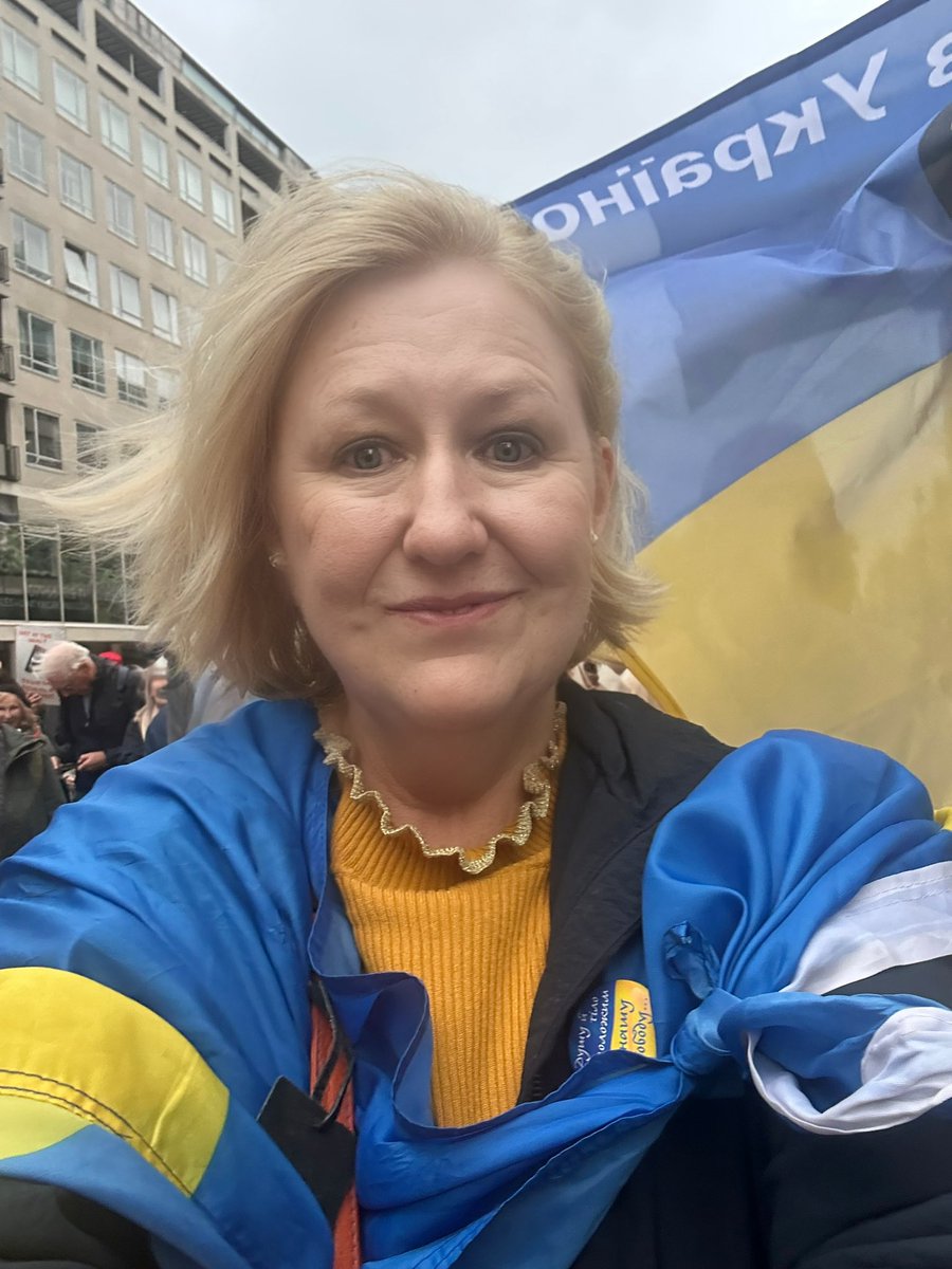 allyc375's tweet image. Privileged to join @UkraineSol  at today’s #StopTrumpProtest. Were were numerous &amp;amp; not one of us pissed against a wall. #StandWithUkraine 💙💛💪🇬🇧