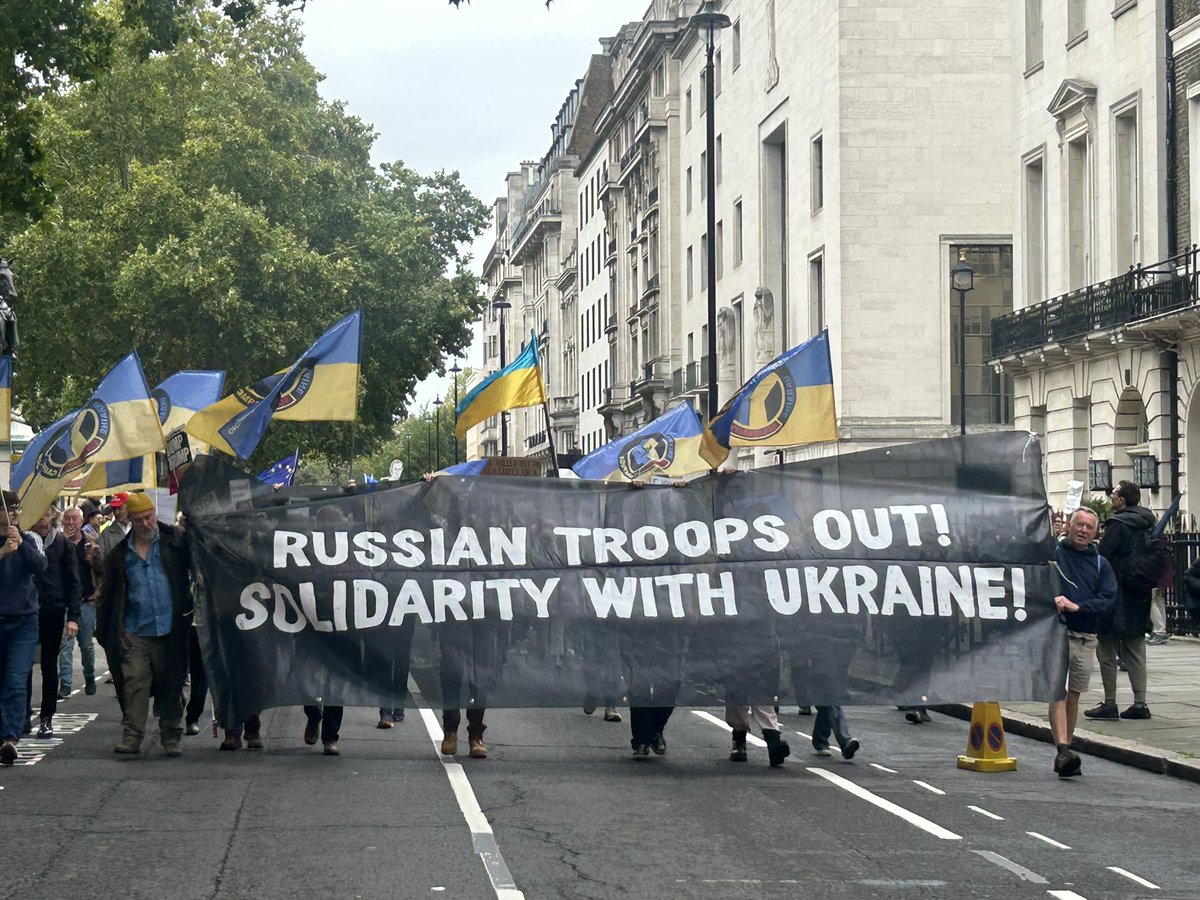 allyc375's tweet image. Privileged to join @UkraineSol  at today’s #StopTrumpProtest. Were were numerous &amp;amp; not one of us pissed against a wall. #StandWithUkraine 💙💛💪🇬🇧