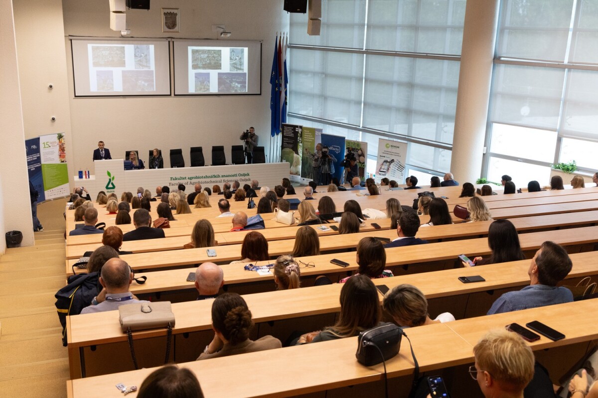 vstapic's tweet image. Danas smo u Osijeku na 15. konferenciji Hranom do zdravlja govorili i o izazovima (dez)informiranja o hrani putem interneta kojima se bavimo u projektu FoodFacts