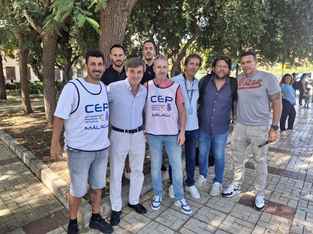 Cepoliciamalaga's tweet photo. 📢#TourCep:Hoy en #Málaga.Gracias a @PPMalaga y @vox_malaga; todos los políticos fueron invitados. Gracias a los @policia y en especial a ese gran grupo de 👮🏻‍♀️👮🏼‍♂️ de #UIP @cepmadrid @GranadaCep @cep_cepolicia. Próxima cita: 24 en #Torremolinos.Sin felicitación de @sanchezcastejon🫢 https://t.co/c8i7p9EdOu