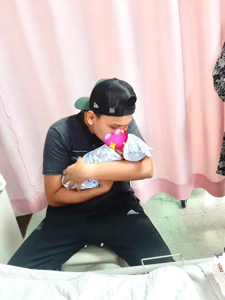 mohd_ijat's tweet photo. 17/09/2025 alhamdulillah isteri selamat melahirkan anak sulung kami. selamat datang anak ayah 🫶🏻🫶🏻🫶🏻 https://t.co/D7RN5IDhWc