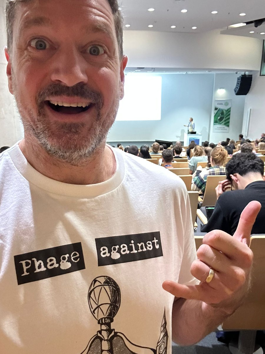 SingerInst's tweet photo. The human Microbiome is going viral!
Love to see the excitement over the relationship between the infant Virome and a predisposition to autoimmune disorders presented by Prof. Dennis Neilsen
Harry even has his Phage T-shirt on just for the occasion.
#eesmicrobiome @EMBLEvents https://t.co/pEPnqVatoW