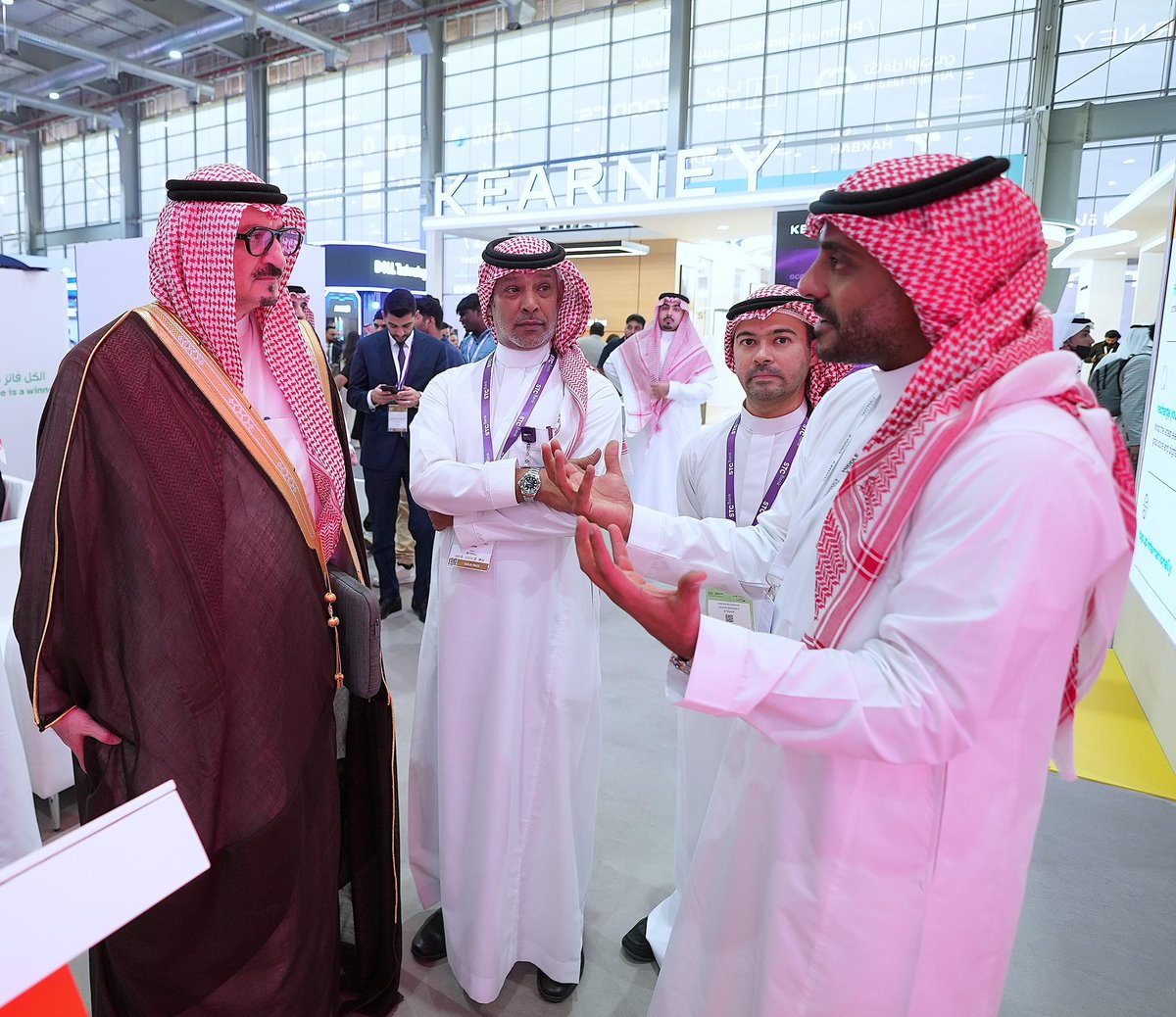 stcbank_ksa's tweet photo. تشرفنا بزيارة معالي الدكتور خالد بن وليد الظاهر، نائب محافظ البنك المركزي السعودي، لجناح STC Bank المشارك في مؤتمر  #Money2020MiddleEast حيث اطّلع معاليه على أحدث الخدمات المصرفية التي أطلقها البنك خلال المعرض المصاحب. https://t.co/cjTsiMlTIf