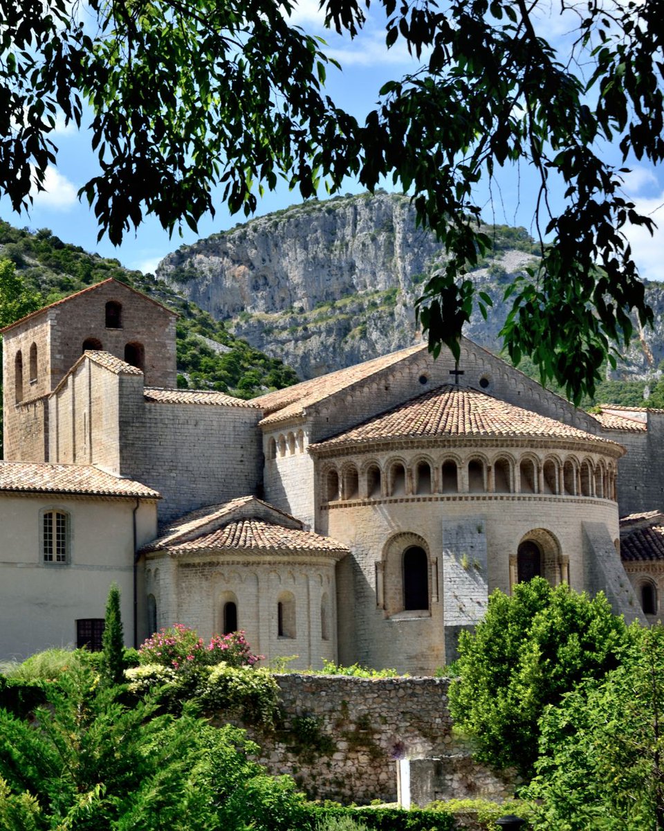geoparcHerault's tweet photo. Les Journées Européennes du Patrimoine au 💚du Géoparc

🚶‍♂️Ce week-end partez à la découverte des trésors du Géoparc Terres d’Hérault 𝐠𝐫𝐚̂𝐜𝐞 𝐚𝐮𝐱 𝐚𝐧𝐢𝐦𝐚𝐭𝐢𝐨𝐧𝐬 𝐩𝐫𝐨𝐩𝐨𝐬𝐞́𝐞𝐬 𝐩𝐚𝐫 𝐧𝐨𝐬 𝐩𝐚𝐫𝐭𝐞𝐧𝐚𝐢𝐫𝐞𝐬, il y en a pour tous les goûts !

 Au programme :
🏰𝐕𝐢𝐬𝐢𝐭𝐞𝐬 𝐠𝐮𝐢𝐝𝐞́𝐞𝐬 : du village de Saint-Guilhem-le-Désert et son abbaye majestueuse de Gellone, découverte du Pont du Diable, en passant par la carrière de Coumiac, unique dans sa roche.

👀𝐄𝐱𝐩𝐨𝐬𝐢𝐭𝐢𝐨𝐧𝐬 𝐩𝐚𝐬𝐬𝐢𝐨𝐧𝐧𝐚𝐧𝐭𝐞𝐬 : hommage aux artistes, lectures, échanges… pour nourrir votre curiosité et vos sens.

👨‍👨‍👧‍👦𝐀𝐧𝐢𝐦𝐚𝐭𝐢𝐨𝐧𝐬 𝐟𝐚𝐦𝐢𝐥𝐢𝐚𝐥𝐞𝐬 : contes, chants, démonstrations de vannerie, balades botaniques et gourmandes…

🦅𝐌𝐨𝐦𝐞𝐧𝐭𝐬 𝐧𝐚𝐭𝐮𝐫𝐞 : randonnée aux sources, observation des vautours, focus géologique… un pont entre le vivant et le temps.

🌿Rejoignez-nous, le temps d’un week-end, pour que chaque pierre nous raconte une histoire !
https://t.co/eQOZMiYQuk