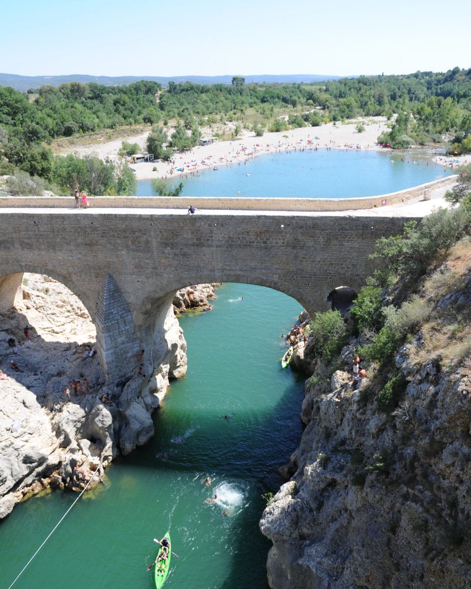 geoparcHerault's tweet photo. Les Journées Européennes du Patrimoine au 💚du Géoparc

🚶‍♂️Ce week-end partez à la découverte des trésors du Géoparc Terres d’Hérault 𝐠𝐫𝐚̂𝐜𝐞 𝐚𝐮𝐱 𝐚𝐧𝐢𝐦𝐚𝐭𝐢𝐨𝐧𝐬 𝐩𝐫𝐨𝐩𝐨𝐬𝐞́𝐞𝐬 𝐩𝐚𝐫 𝐧𝐨𝐬 𝐩𝐚𝐫𝐭𝐞𝐧𝐚𝐢𝐫𝐞𝐬, il y en a pour tous les goûts !

 Au programme :
🏰𝐕𝐢𝐬𝐢𝐭𝐞𝐬 𝐠𝐮𝐢𝐝𝐞́𝐞𝐬 : du village de Saint-Guilhem-le-Désert et son abbaye majestueuse de Gellone, découverte du Pont du Diable, en passant par la carrière de Coumiac, unique dans sa roche.

👀𝐄𝐱𝐩𝐨𝐬𝐢𝐭𝐢𝐨𝐧𝐬 𝐩𝐚𝐬𝐬𝐢𝐨𝐧𝐧𝐚𝐧𝐭𝐞𝐬 : hommage aux artistes, lectures, échanges… pour nourrir votre curiosité et vos sens.

👨‍👨‍👧‍👦𝐀𝐧𝐢𝐦𝐚𝐭𝐢𝐨𝐧𝐬 𝐟𝐚𝐦𝐢𝐥𝐢𝐚𝐥𝐞𝐬 : contes, chants, démonstrations de vannerie, balades botaniques et gourmandes…

🦅𝐌𝐨𝐦𝐞𝐧𝐭𝐬 𝐧𝐚𝐭𝐮𝐫𝐞 : randonnée aux sources, observation des vautours, focus géologique… un pont entre le vivant et le temps.

🌿Rejoignez-nous, le temps d’un week-end, pour que chaque pierre nous raconte une histoire !
https://t.co/eQOZMiYQuk