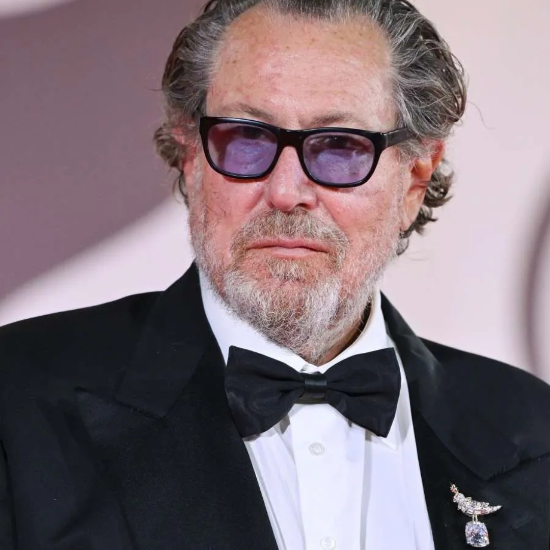 About_Rocks's tweet image. #VeniceFilmFestival 2025: #JulianSchnabel wears stunning Tiffany Bird Brooch on red carpet  ow.ly/8wSz50WSW0u
