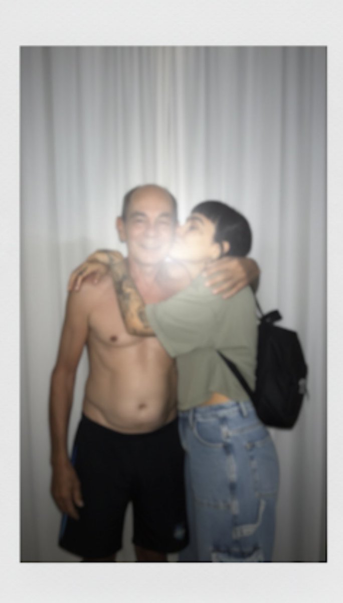 smondres_'s tweet photo. Fiz a foto com meu pai, daquele app remini, era 3 da manhã, chorei quase até as 5. https://t.co/n6au9CVex1