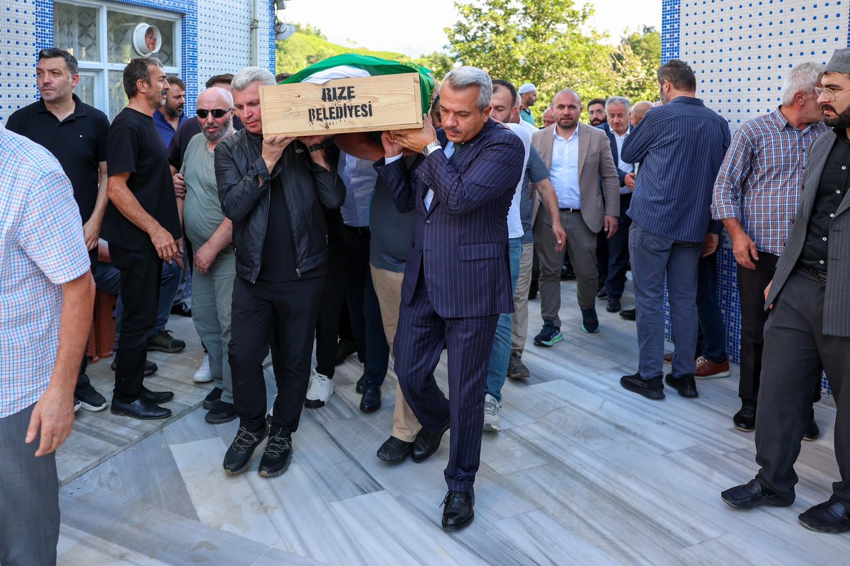 Valimiz Sayın <a href="/ihsanselimb/">İhsan Selim Baydaş</a> ve Vali Yardımcımız Murat Öztürk, Sakarya İli Sapanca Kaymakamı Şaban Arda Yazıcı’nın vefat eden babası Mustafa Yazıcı’nın cenaze törenine katıldı.

Köprülü Köyü Karşı Mahalle Camii’nde ikindi namazına müteakip kılınan cenaze namazında Vali Baydaş,