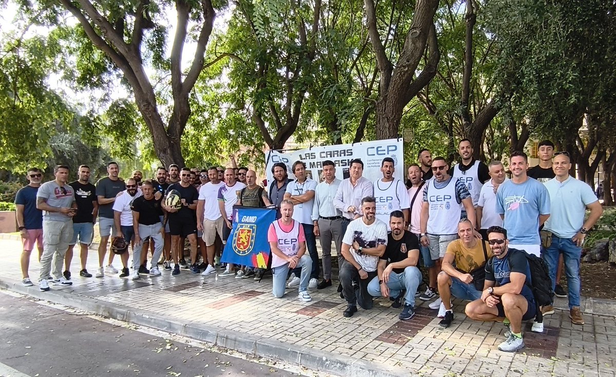 Cepoliciamalaga's tweet photo. 📢#TourCep:Hoy en #Málaga.Gracias a @PPMalaga y @vox_malaga; todos los políticos fueron invitados. Gracias a los @policia y en especial a ese gran grupo de 👮🏻‍♀️👮🏼‍♂️ de #UIP @cepmadrid @GranadaCep @cep_cepolicia. Próxima cita: 24 en #Torremolinos.Sin felicitación de @sanchezcastejon🫢 https://t.co/c8i7p9EdOu