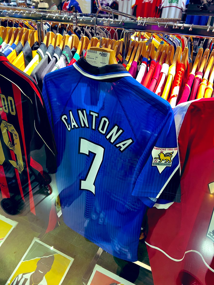 Taki tam sklepik w Paryżu. Co na to koszulkowe świry?  

(Niestety, albo na szczęście, akurat był zamknięty jak byliśmy 🤣)