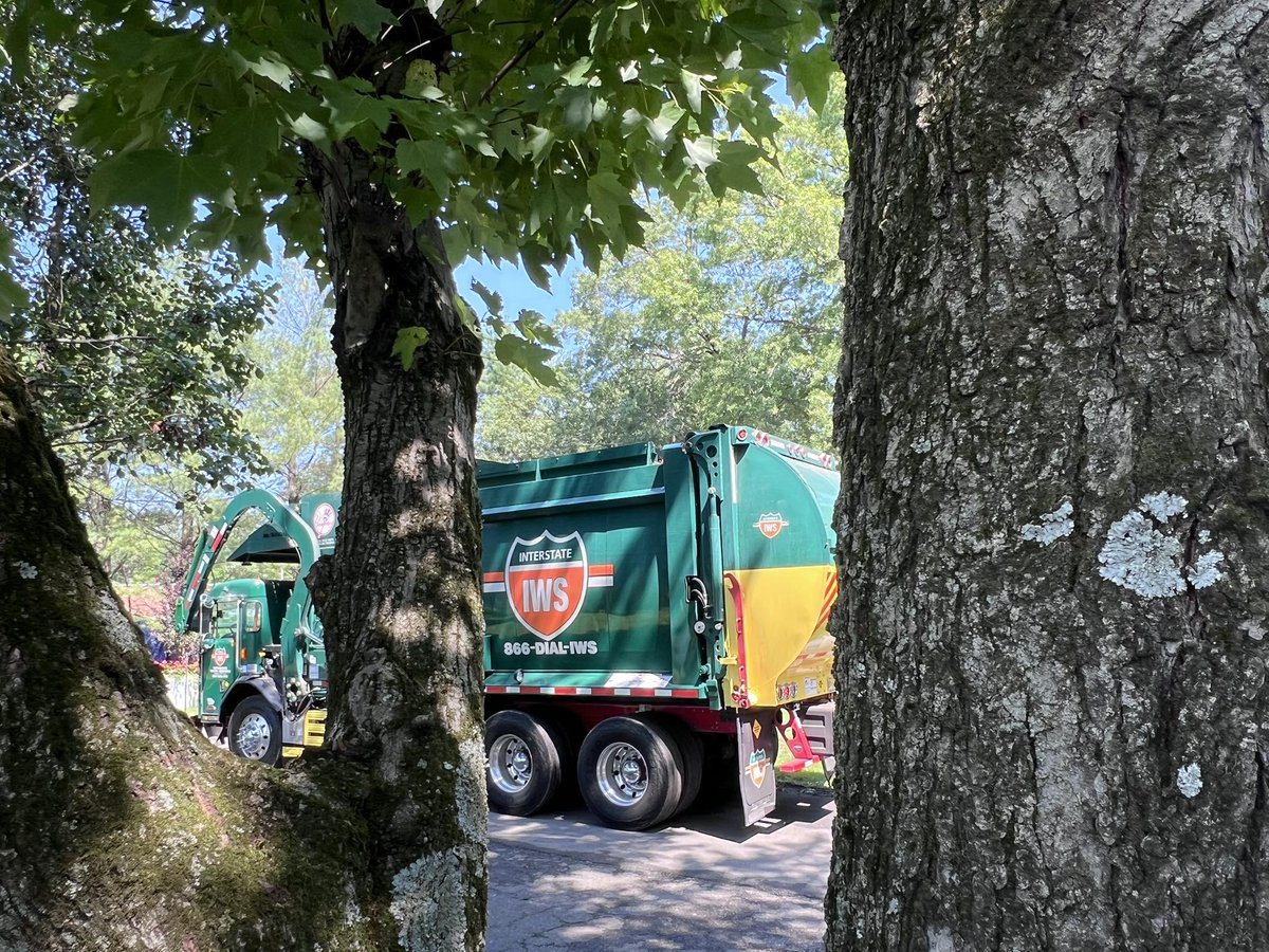 I spy with my little eye; a collection truck committed to service and sustainability throughout our community! ♻️👀 
#InterstateWaste #InterstateWasteServices #ActionEnvironmental #ActionCarting #MondayMotivation #Sustainability #WasteServices #SanitationStrong #EssentialServices
