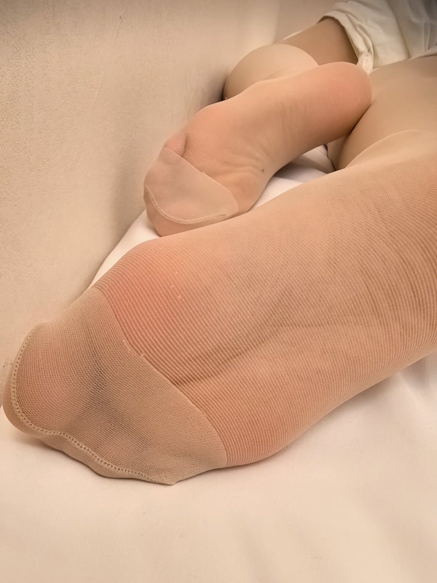 最近真的是对老婆的骚脚丫没有任何抵抗力 老婆舔我鸡巴我都不会硬了 但是只要拿骚脚丫碰一下 我就硬邦邦的了 尤其是裤里肉丝 味真足这一块哈哈哈（偷偷闻了一下老婆的鞋 绝对是恋足兄弟们的福音）