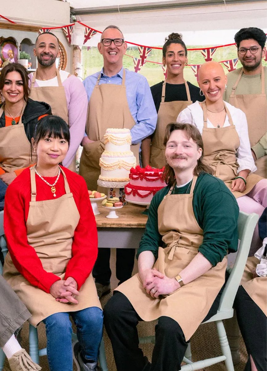 Get #GBBO on Sunday nights 8pm , feel good start to new week! Celebrity bake off works well Sunday as does #PotteryThrowdown and #ThePiano 
Later in autumn watch #Strictly results then #GBBO <a href="/Channel4/">Channel 4</a> 
Now has half hour clash with popular #SewingBee on Tuesday nights.... and