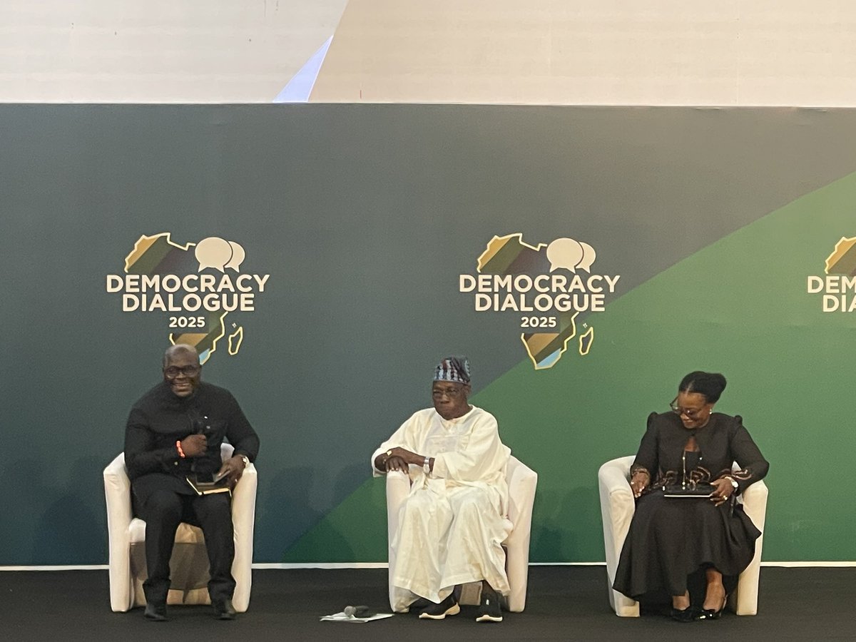 « La démocratie n’est pas la destination mais le processus. Cela veut dire qu’elle peut changer de route, de forme mais sans se perdre elle-même », President Obasanjo lors de son intervention à #Accra lors du #DemocracyDialogue organisé par <a href="/GEJFoundation/">Goodluck Jonathan Foundation</a> <a href="/NTikum/">Njoya Tikum 🇺🇳🫱🏼‍🫲🏽🇸🇳🕊️</a>