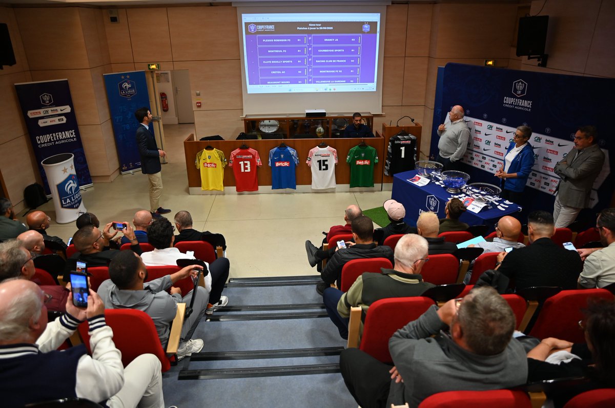 Le tirage au sort a été effectué par le Président de la Ligue Jamel Sandjak, la Vice-Présidente Christine Aubère et le Secrétaire Général Adjoint Philippe Couchoux.

Tous les clubs présents ont pu récupérer un jeu de maillots.

Les photos du tirage ➡️ paris-idf.fff.fr/diaporama/tira…