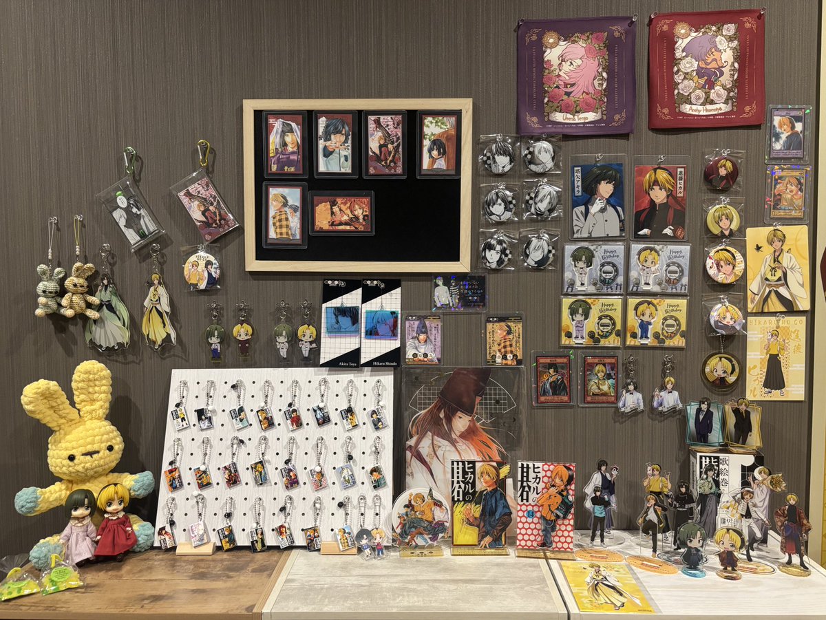 生まれて初めてオタク部屋ぽくしたのだけど何をどうするのが正解か分からなくてとりあえず全部壁に貼った😂💥