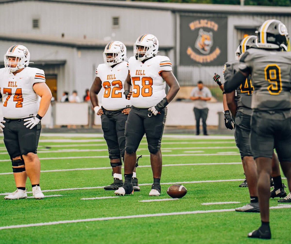 6-4 300 in the 2027 class
&amp; ain’t even scratched the surface of what he can be…
Large humans that can move people are hard to find… lemme help you out. Here’s one right here. <a href="/official_bigCW/">Caleb Wise</a> 

📹 : hudl.com/video/3/198242…