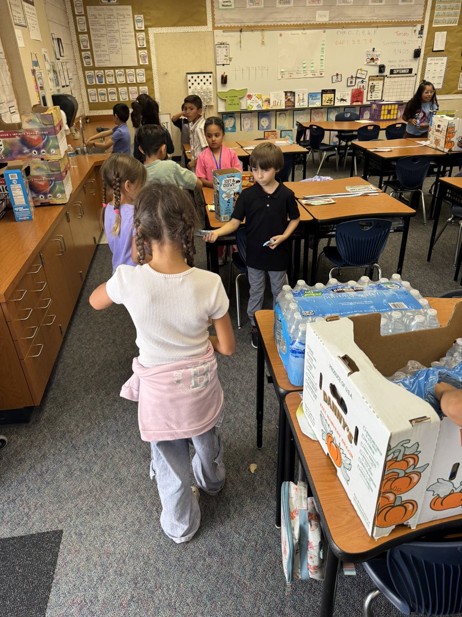 berry_bears1's tweet photo. We love building Empathy at Berry! Building support bags with the @oneboyswish BEARS RISE UP! ❤️🐻💪🏻@SBUSD_NEWS @ProsapioJ
#BELIEVE https://t.co/I1eDFHrxsV