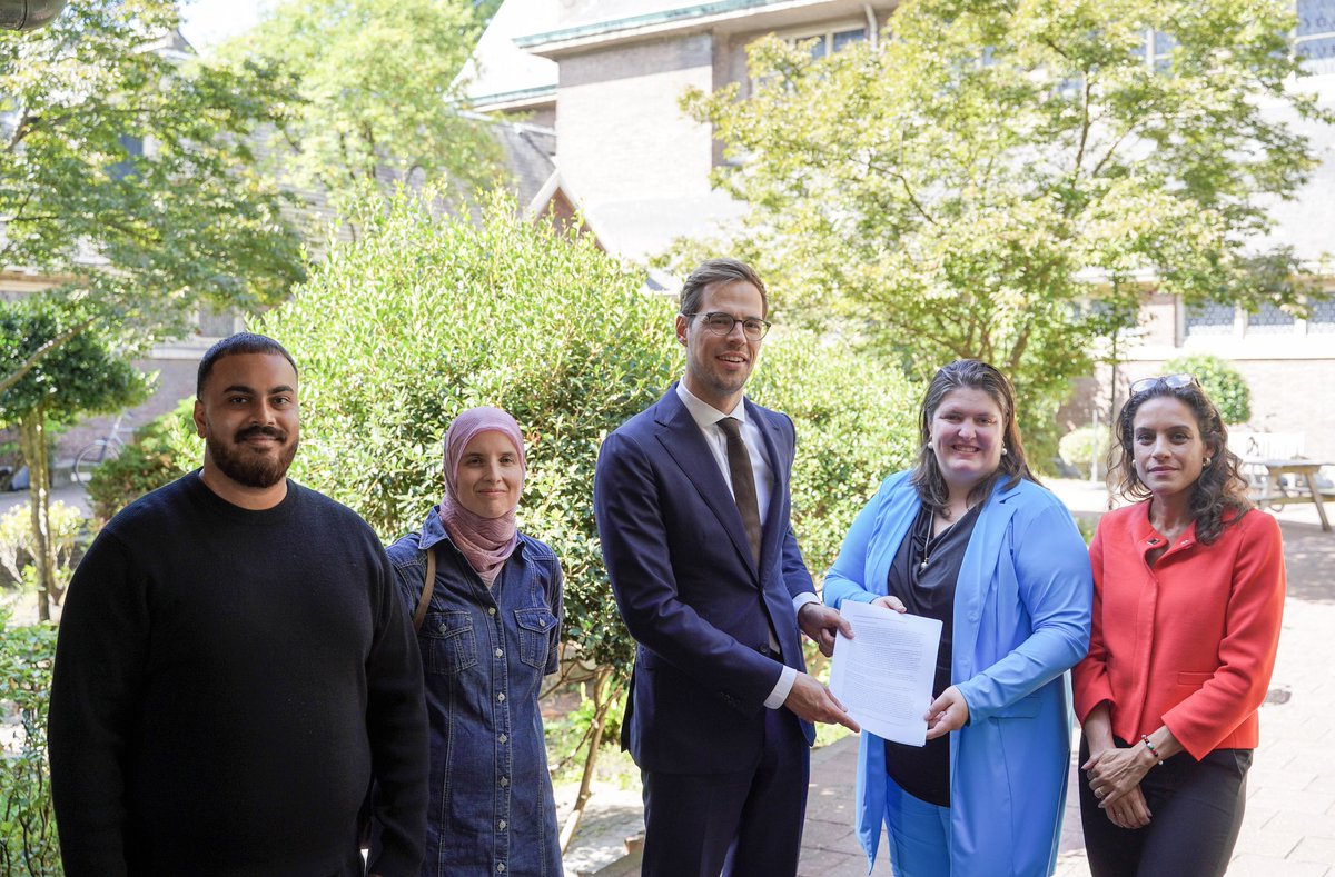 Als voorzitter van de Maatschappelijke Raad namens het <a href="/MinisterieSZW/">Ministerie van Sociale Zaken & Werkgelegenheid</a> mocht ik ons adviesrapport overhandigen aan <a href="/StasSZW/">Jurgen Nobel</a>

Ik ben trots op de gehele raad. Een divers en sociaal betrokken team dat vanuit intrinsieke motivatie de samenleving weerbaarder en veerkrachtiger wil maken