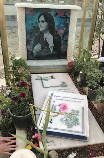 Mahsa Amini tenía 22 años cuando murió en custodia policial el 16 de septiembre de 2022.
Causa de la detención policial, no llevar correctamente el hiyab.
Causa de la muerte, brutalidad policial en interrogatorio (golpe en la cabeza), arma utilizada barra de acero.