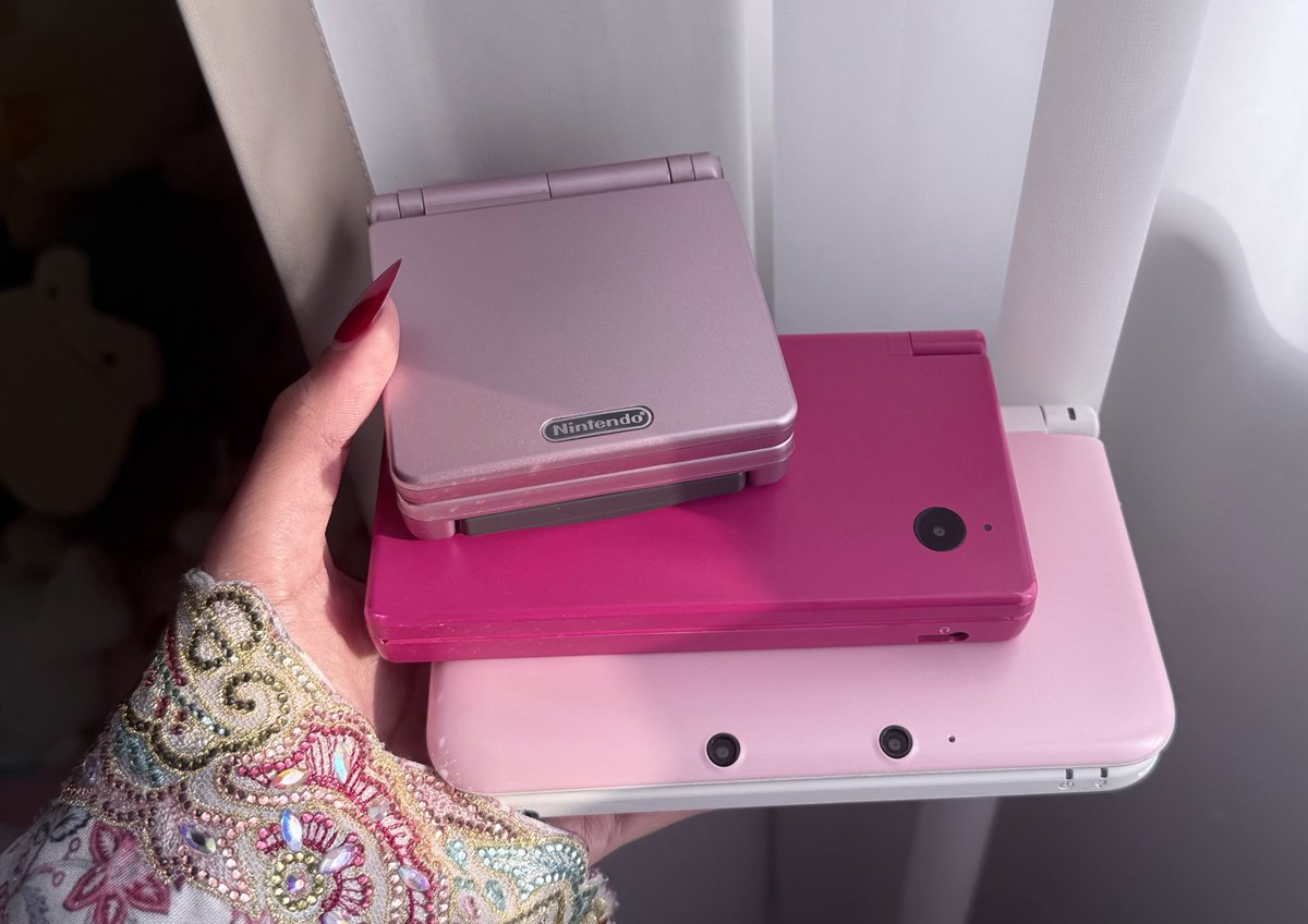 noolioo's tweet photo. pink console warrior https://t.co/xmh61xzono