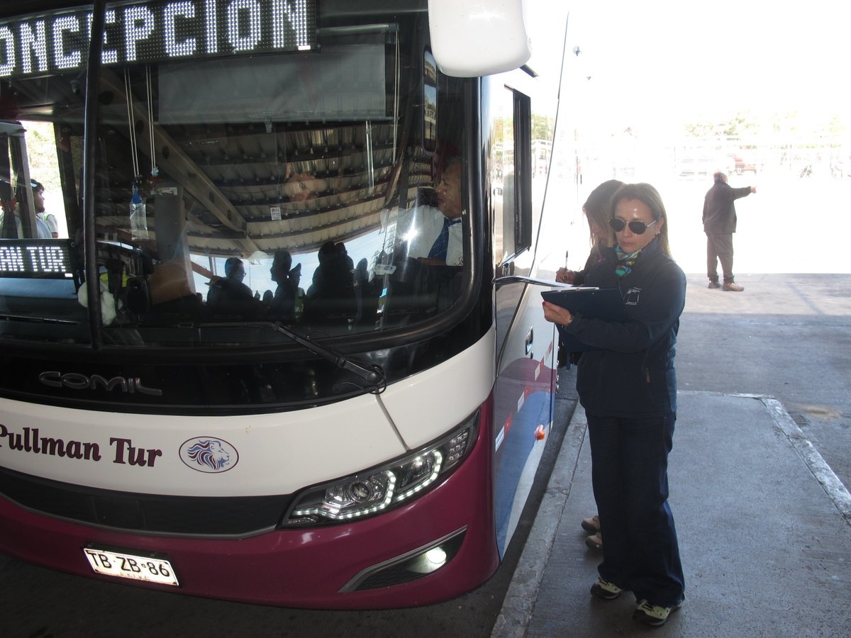 drtohiggins's tweet photo. En Terminal O'Higgins de #Rancagua, DR Daniela Cabrera, Jefe de Unidad e Inspectoras de IPT Rancagua, efectúan fiscalización al Transporte Interurbano de Pasajeros, en el marco de un Programa Nacional de Inspección a dicho sector, para verificar sus #DerechosLaborales. https://t.co/HuWs1Yfxhb