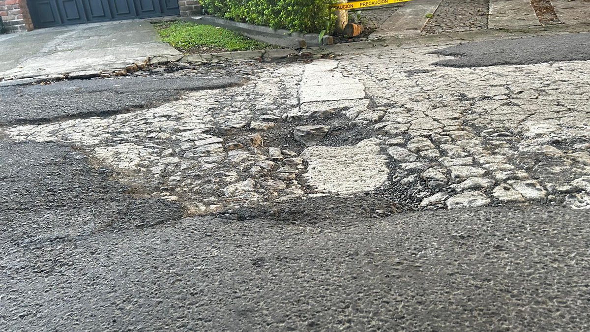 alertux's tweet photo. #TraficoSV | #DenunciaCiudadana | Usuarios nos reportan ⚠️ que la calle Los Bambúes lleva más de un año en condiciones muy deterioradas, lo que representa un riesgo diario para quienes transitan la zona.
Solicitamos pronta atención para garantizar seguridad y tránsito adecuado.

Cc: @ObrasPublicasSV 
Vía: @samuel_pleitez