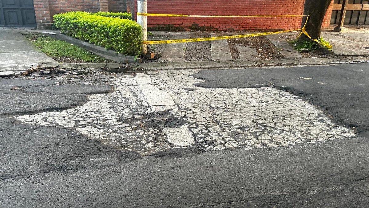 alertux's tweet photo. #TraficoSV | #DenunciaCiudadana | Usuarios nos reportan ⚠️ que la calle Los Bambúes lleva más de un año en condiciones muy deterioradas, lo que representa un riesgo diario para quienes transitan la zona.
Solicitamos pronta atención para garantizar seguridad y tránsito adecuado.

Cc: @ObrasPublicasSV 
Vía: @samuel_pleitez