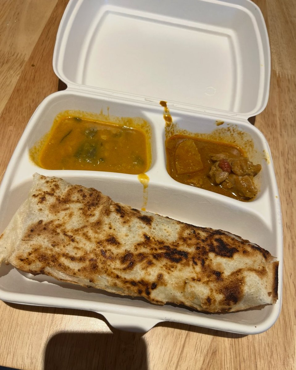shirogohan2340's tweet photo. 万博
並んでても回転率がいい躊躇せずに並べ飯！
・マレーシア館 
ロティーチャナイ ピリ辛でカレー味 タイミング合えば生地作りのパフォーマンスが見れる
・カナダ館  
ポテトにグレイビーソースとチーズたっぷりかかってる
・ネパール館 
ビリヤニとモモ どっちもピリ辛だけど美味しかった https://t.co/aZftzLALa3