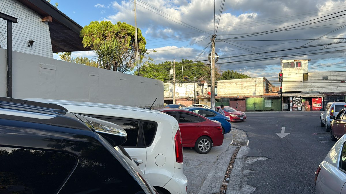 alertux's tweet photo. #TraficoSV | #DenunciaCiudadana | Usuarios nos reportan ⚠️ que la calle Los Bambúes lleva más de un año en condiciones muy deterioradas, lo que representa un riesgo diario para quienes transitan la zona.
Solicitamos pronta atención para garantizar seguridad y tránsito adecuado.

Cc: @ObrasPublicasSV 
Vía: @samuel_pleitez