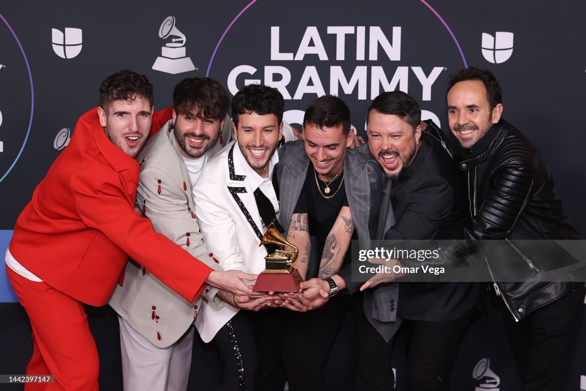 summerswiftts's tweet image. amiga recogete kajsjaa tu fav solo fue nominada después de años a la categoría más flop de los grammys, mientras sebastián ganó dos latín grammys con las categorías más importantes 🤌🏻